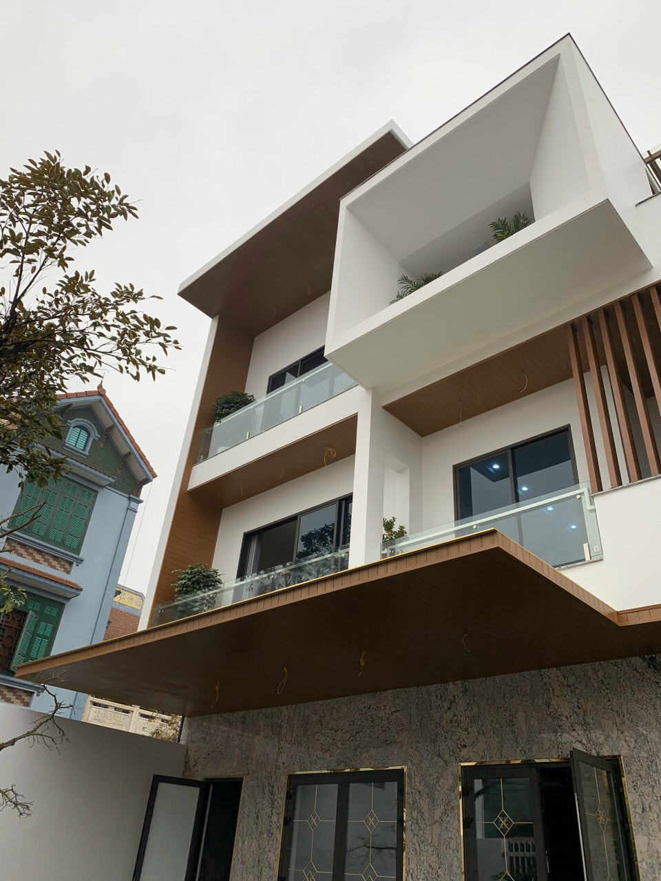 Thi công đóng trần gỗ nhựa ngoài trời tại Hải Phòng