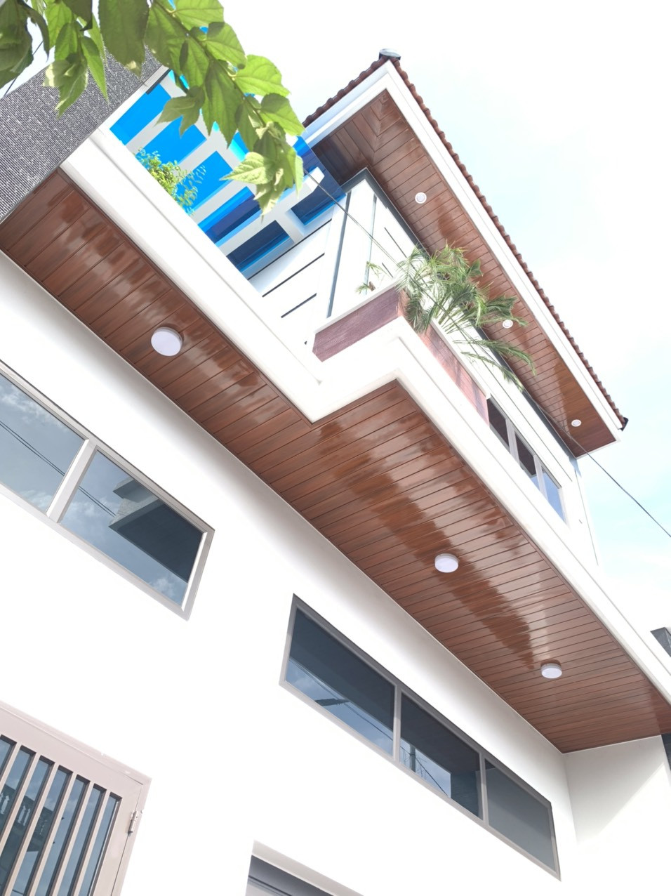 Thi công trần gỗ nhựa ngoài trời tại Lê Chân- Hải Phòng