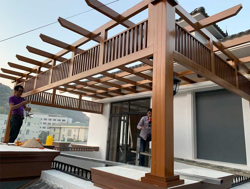 Thợ lắp đặt trần gỗ nhựa ngoài trời tại Hải Phòng
