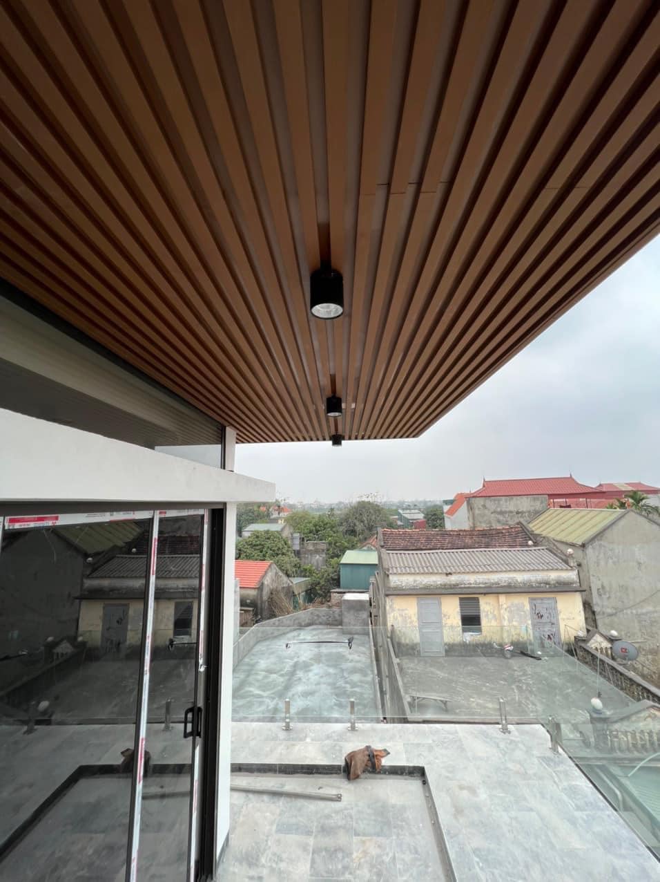 Thi công trần gỗ nhựa ngoài trời tại Hải Phòng giá rẻ bất ngờ